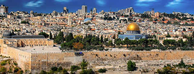 De Jerusalém para o mundo: Jesus apresenta-se montado num jumento