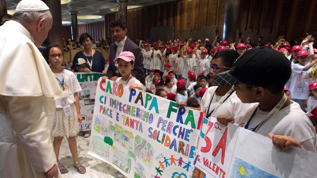 Escola e professores são raízes da cultura, diz papa a crianças, que o fizeram recordar infância na mais bela das cidades