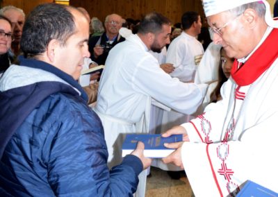 Notícias | D. António distribui nova tradução dos Evangelhos, em dia de ordenações diaconais (c/fotos)
