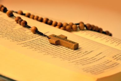 Notícias | Covid-19 | Conferência Episcopal convida à oração do Terço às 21h00 desta quinta-feira por «todos os atingidos pela pandemia coronavírus»