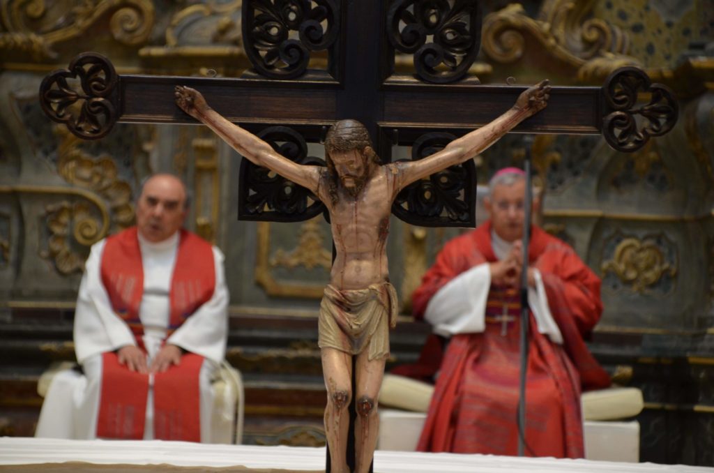 Notícias | Sexta-feira Santa: A humanidade “está crucificada na cruz do Coronavírus” – D. António Moiteiro