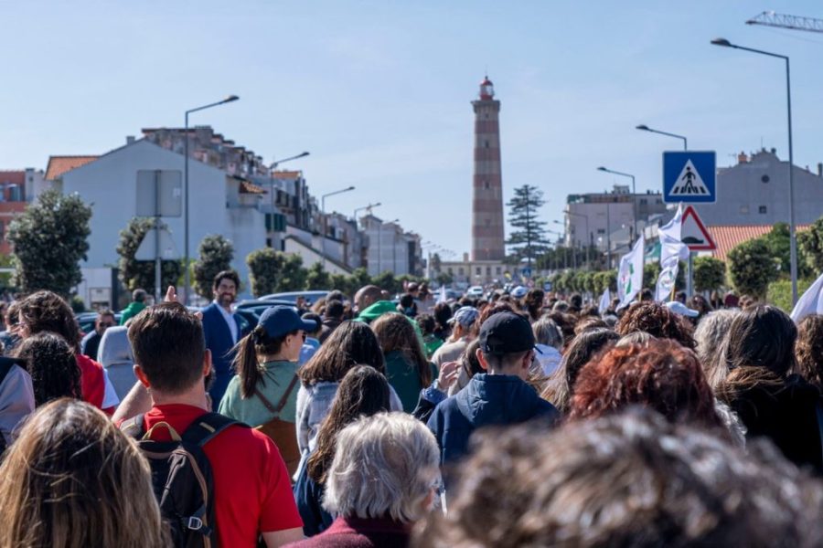 Notícias | Igreja/Aveiro: Símbolos da JMJ subiram ao Farol da Barra, em «momento único» (c/vídeo)
