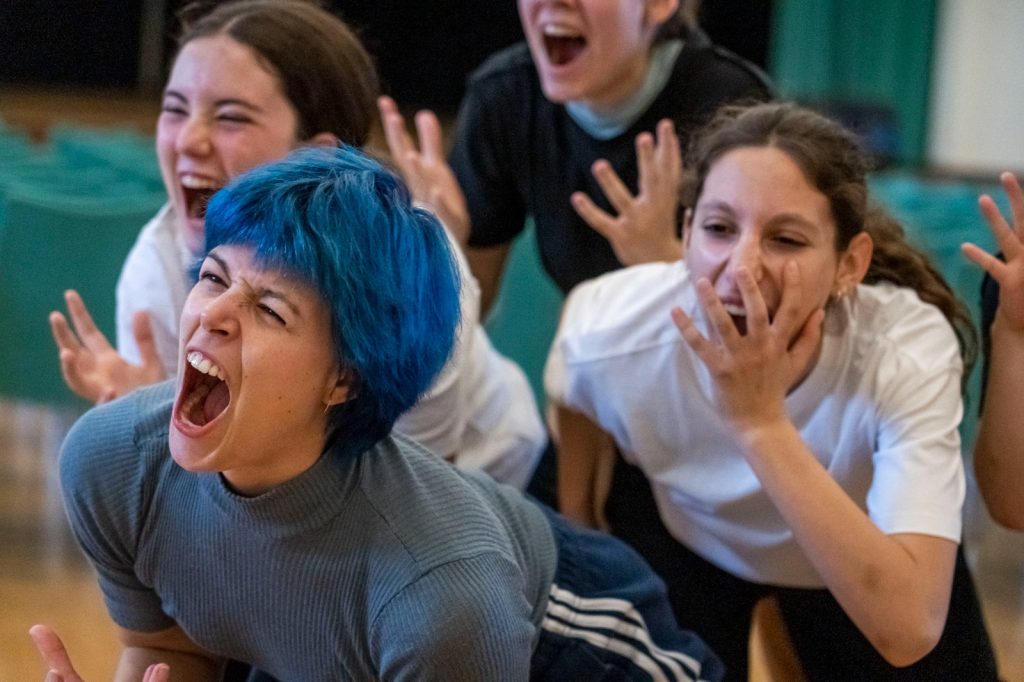 Acontece | “A Mão e o Mundo”: espetáculo pretende que jovens se “exprimam acerca de si, do outro e do mundo”